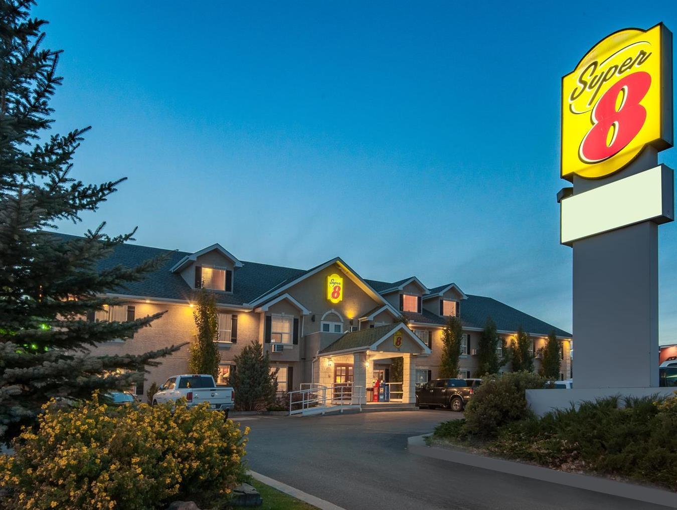 Ramada By Wyndham Cochrane Otel Dış mekan fotoğraf