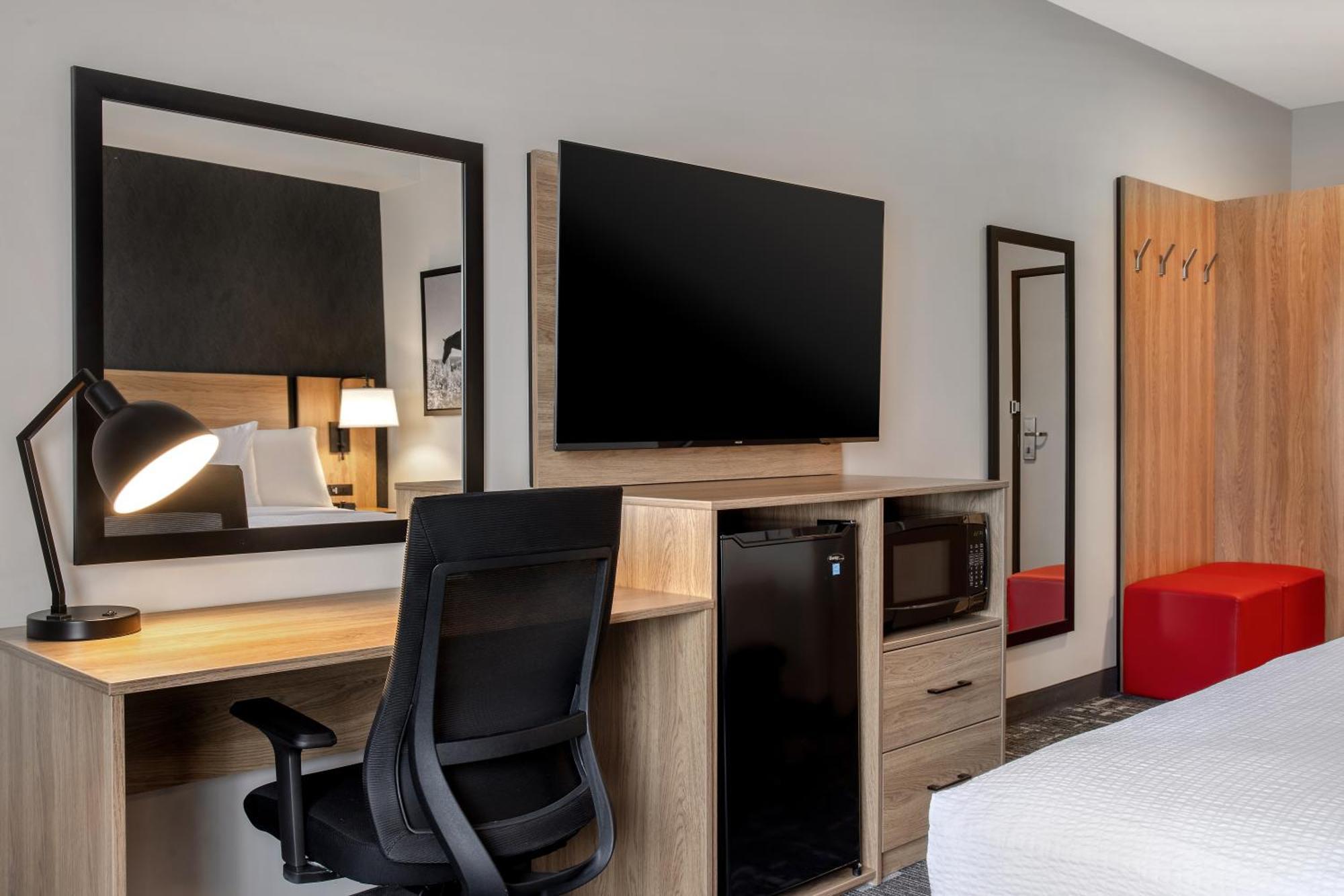 Ramada By Wyndham Cochrane Otel Dış mekan fotoğraf