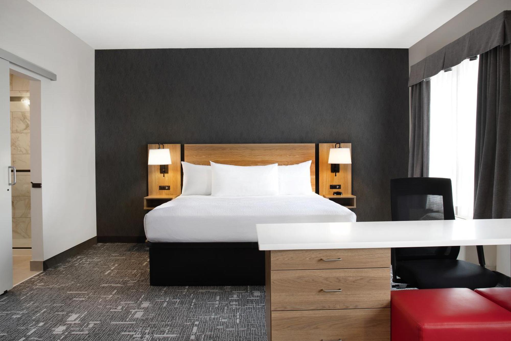 Ramada By Wyndham Cochrane Otel Dış mekan fotoğraf