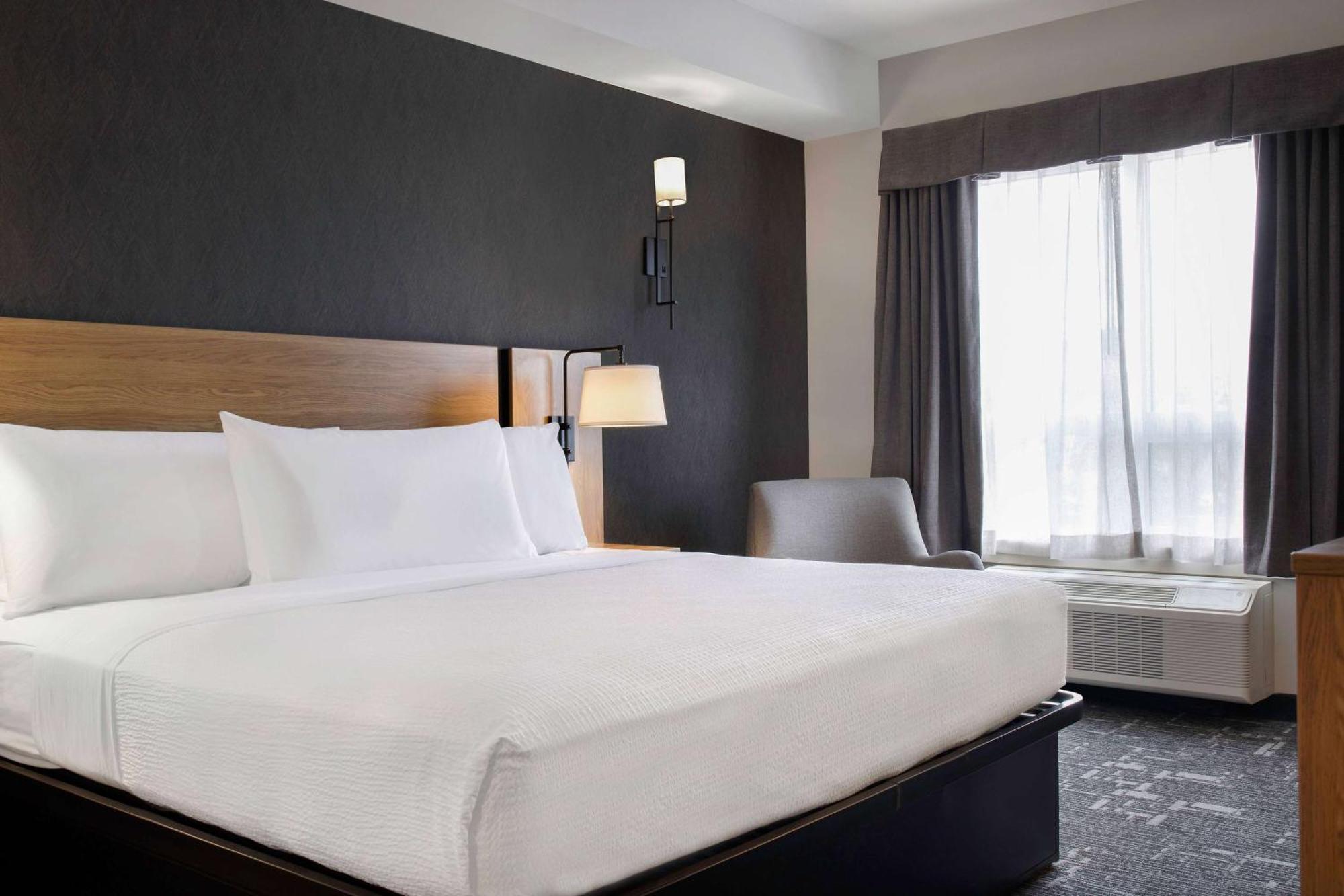 Ramada By Wyndham Cochrane Otel Dış mekan fotoğraf