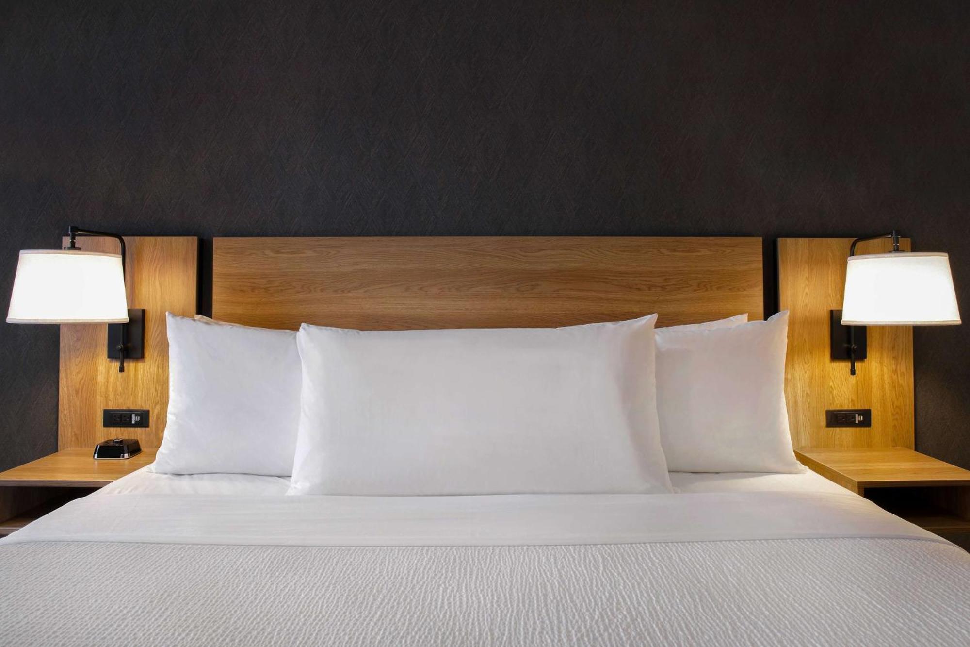 Ramada By Wyndham Cochrane Otel Dış mekan fotoğraf
