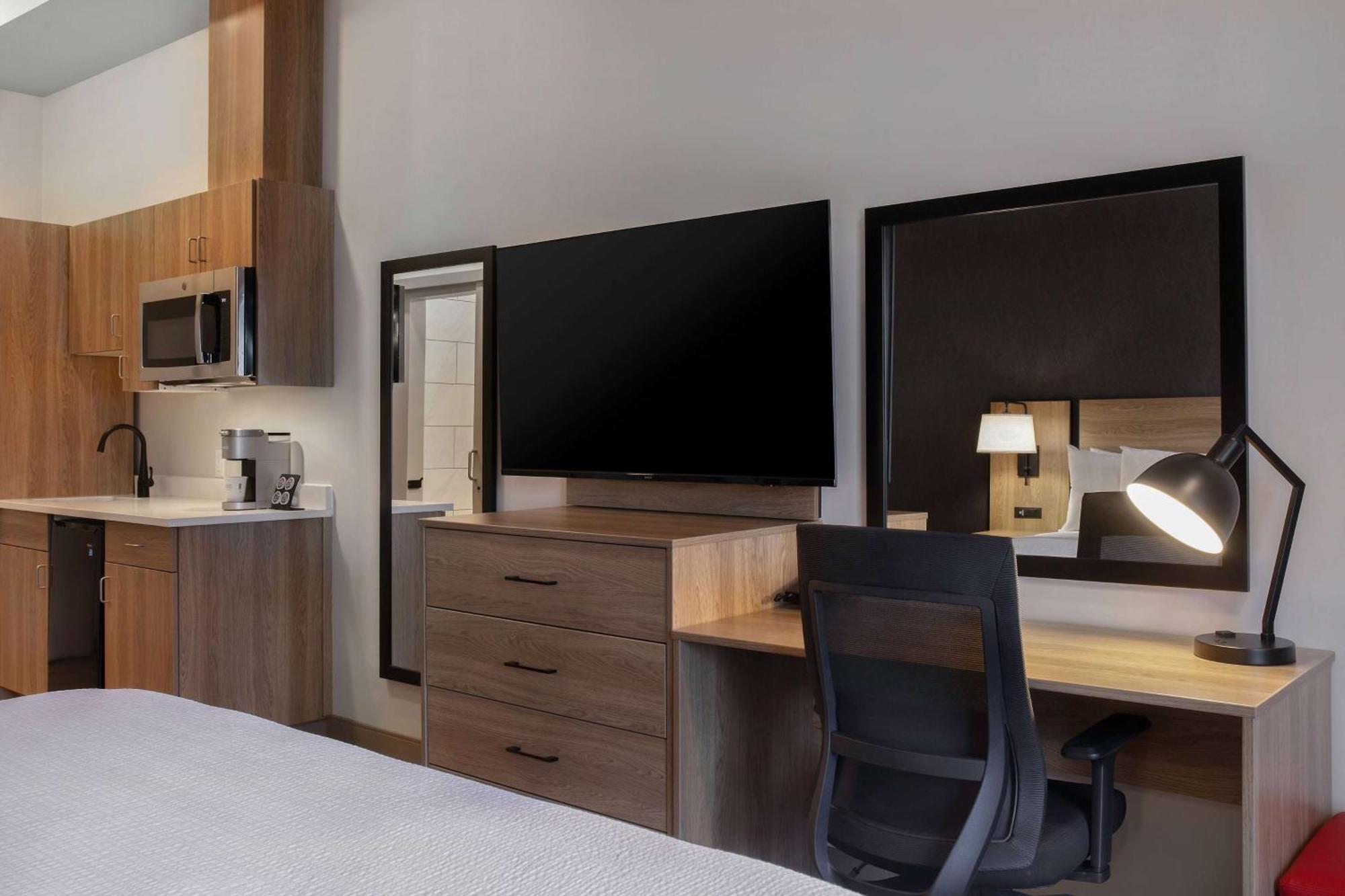 Ramada By Wyndham Cochrane Otel Dış mekan fotoğraf