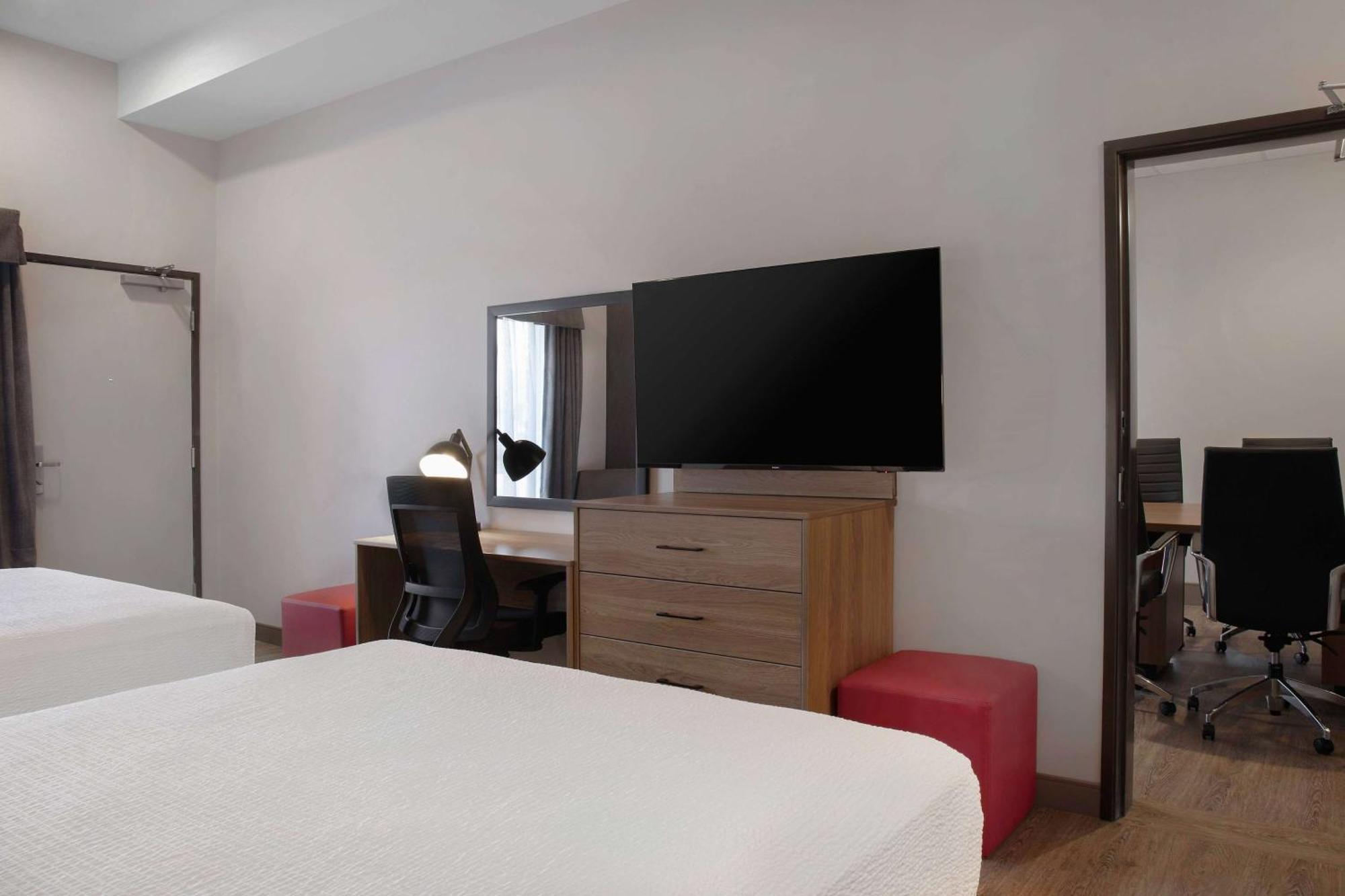 Ramada By Wyndham Cochrane Otel Dış mekan fotoğraf