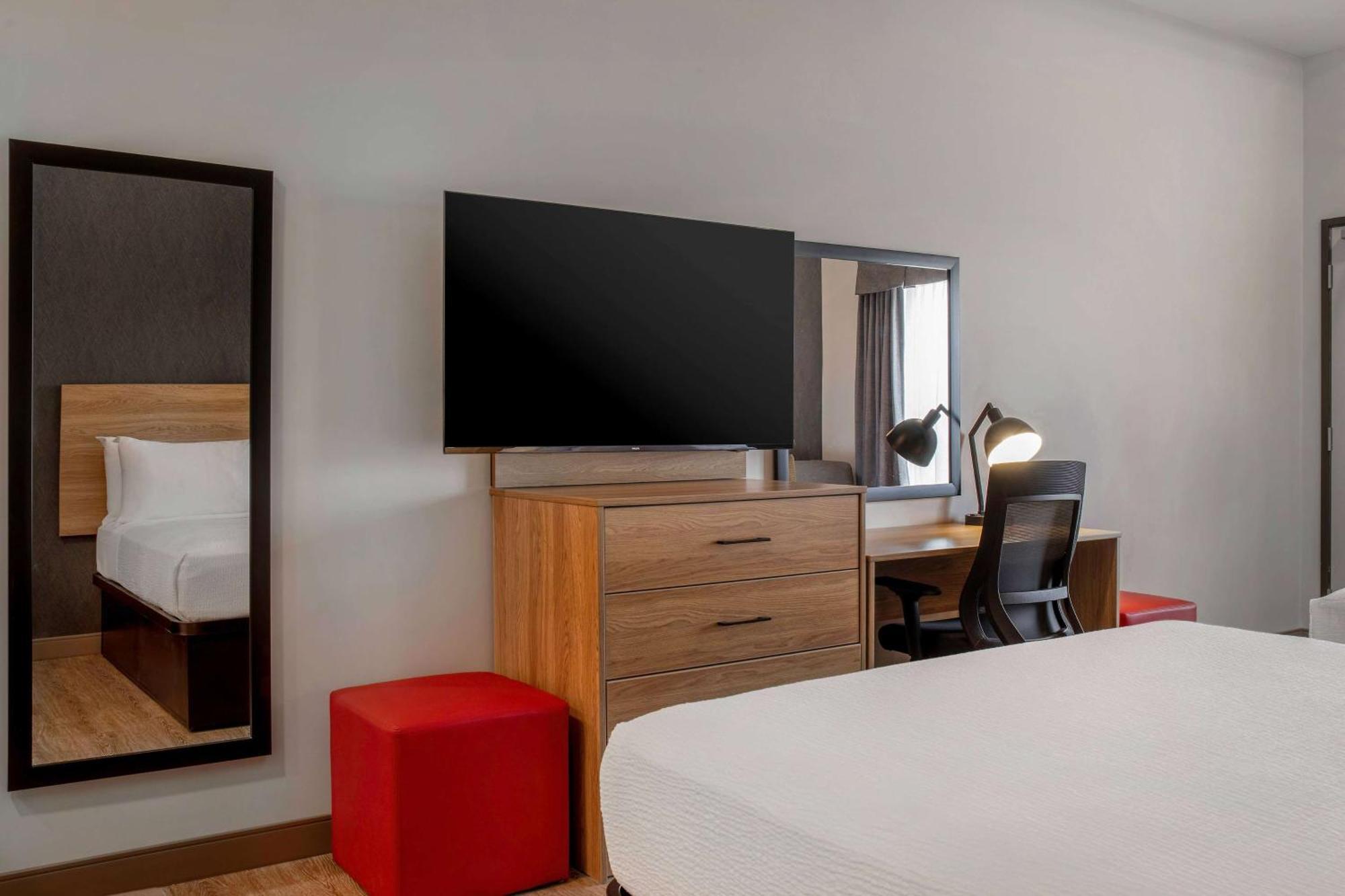 Ramada By Wyndham Cochrane Otel Dış mekan fotoğraf