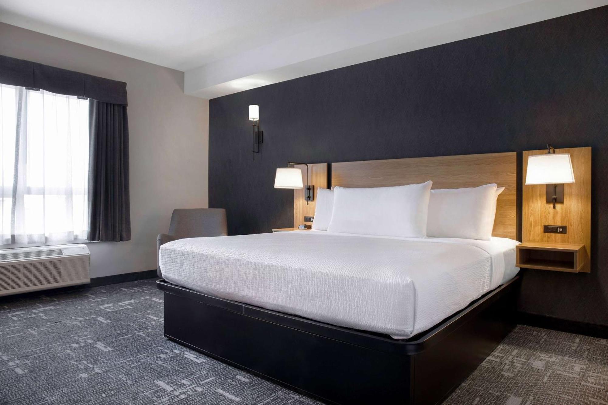 Ramada By Wyndham Cochrane Otel Dış mekan fotoğraf