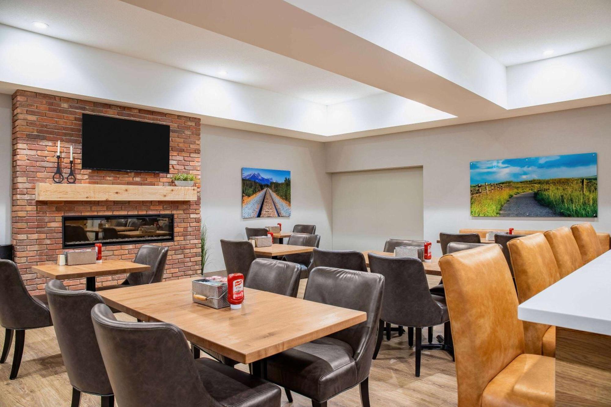 Ramada By Wyndham Cochrane Otel Dış mekan fotoğraf