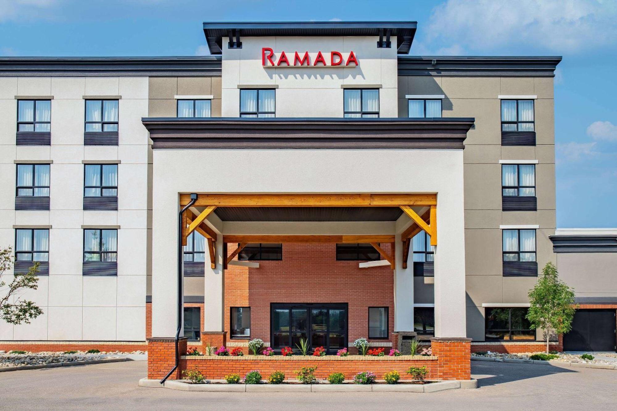 Ramada By Wyndham Cochrane Otel Dış mekan fotoğraf